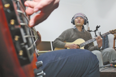 抱著吉他撥弄琴弦，子芙唱著自己的音樂。