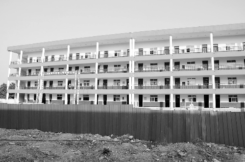 被平移的教學(xué)樓有四層，總重達(dá)6000多噸