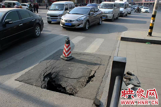 南陽(yáng)路農(nóng)業(yè)路出現(xiàn)深坑，近看是因?yàn)闉r青充當(dāng)窨井蓋所致