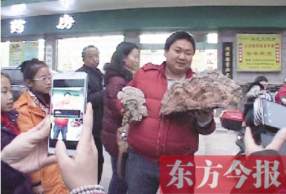 信陽(yáng)小伙兒撿到兩公斤重"靈芝"類似菌 稱需買主拿房換 信陽(yáng)小伙兒撿到兩公斤重"靈芝"類似菌 稱需買主拿房換