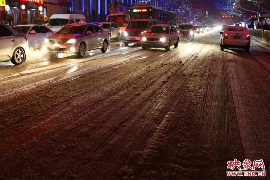 夜晚的雪路給出行的人們?cè)黾恿死щy。