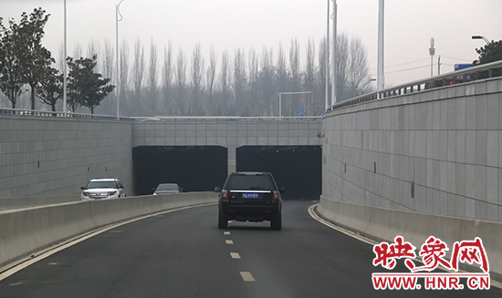 緯四路下穿中州大道隧道上過(guò)往的車(chē)輛 緯四路下穿中州大道隧道上過(guò)往的車(chē)輛