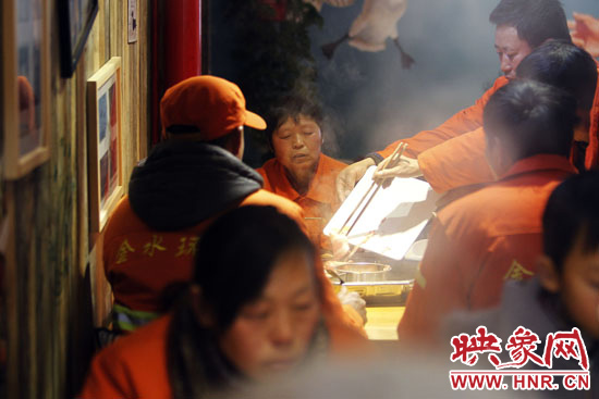 鄭州黃河路衛(wèi)生路附近一家火鍋店，宴請130名環(huán)衛(wèi)工人吃火鍋。