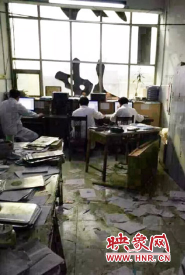 醫(yī)院辦公室內(nèi)病人病歷被扔了一地。（圖片來自網(wǎng)絡(luò)）