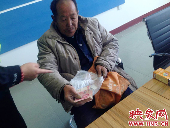 在把老人帶回駐地后，老人竟又從身上掏出幾千元現(xiàn)金要塞給民警。