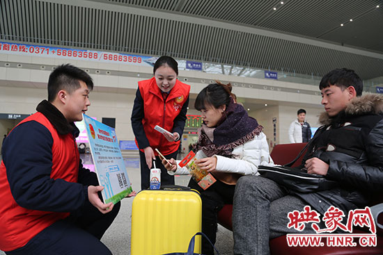 邀請(qǐng)旅客掃二維碼參加活動(dòng)。