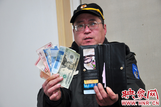 經(jīng)過(guò)上網(wǎng)查詢(xún)，巡防隊(duì)員確認(rèn)這些外幣相當(dāng)于180多元人民幣。