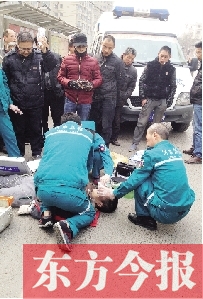 路人輪流幫醫(yī)護人員托舉吊瓶 路人輪流幫醫(yī)護人員托舉吊瓶