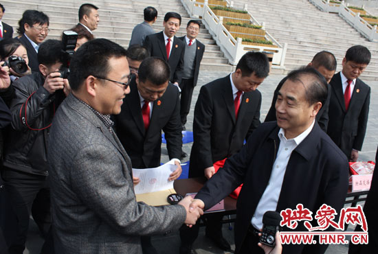 省高院院長(zhǎng)張立勇親手將一把車鑰匙交給買受人 省高院院長(zhǎng)張立勇親手將一把車鑰匙交給買受人