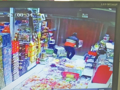 監(jiān)控中顯示，當時竊賊抱起募捐箱就跑。