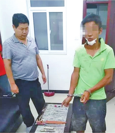 犯罪嫌疑人張某某（右）被抓時(shí)，挎包中被搜出兩把長(zhǎng)約30厘米的尖刀