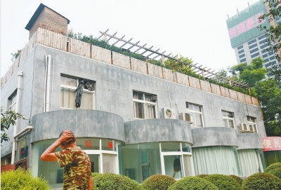 一樓是公廁，綠化后的樓頂開了個(gè)露天燒烤攤