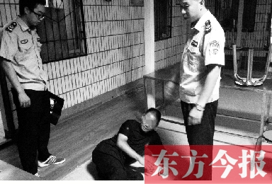 渾身酒氣的趙某被城管隊(duì)員逮到后躺在地上不起來 渾身酒氣的趙某被城管隊(duì)員逮到后躺在地上不起來