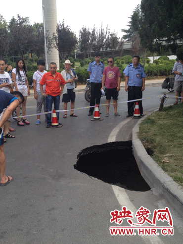 市民調(diào)侃這次塌陷難道是天太熱？