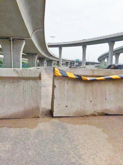  京廣快速路北延地面道路北三環(huán)入口處，一排石墩擋道，不讓入內(nèi)。
