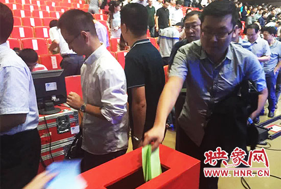 專家、評(píng)委、全局干部職工代表現(xiàn)場(chǎng)投票。