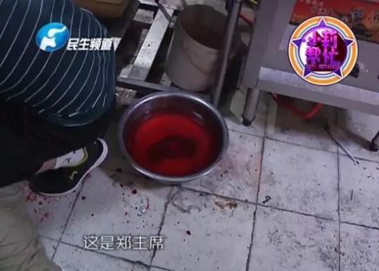 老板竟突然在廚房內(nèi)割腕自殺!發(fā)現(xiàn)意外情況后，小莉趕緊對傷者進(jìn)行包扎，并撥打了120急救電話。