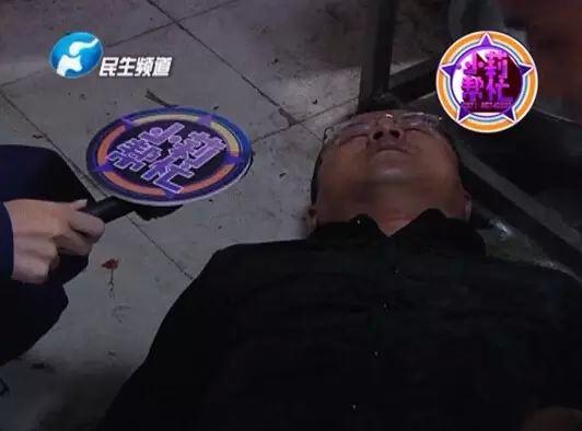 老板竟突然在廚房內(nèi)割腕自殺!發(fā)現(xiàn)意外情況后，小莉趕緊對傷者進(jìn)行包扎，并撥打了120急救電話。