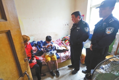 民警將小寶帶到他母親（紅衣女子）的住處，小寶拿出新鞋玩了起來(lái)。