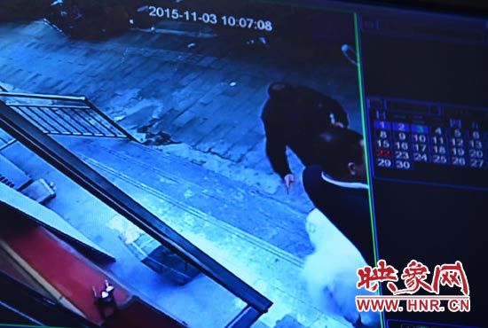 監(jiān)控錄像顯示，男子走向皮皮，將其拐走。