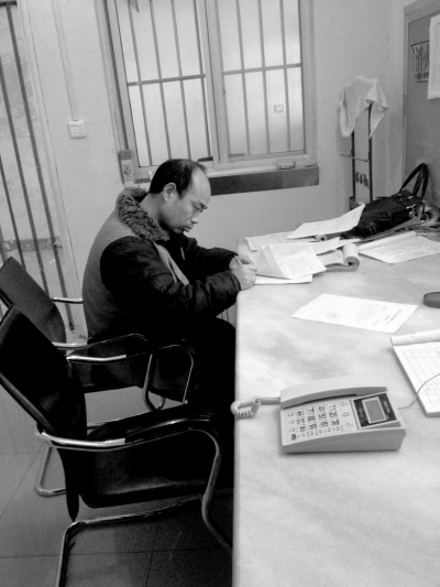 侯見志在看守所中簽署上訴書。律師供圖