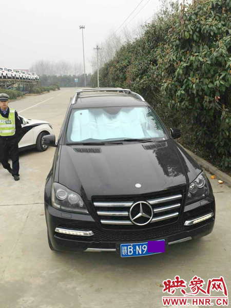 江西男子奔馳車中睡覺一氧化碳中毒，周口高速交警及時發(fā)現(xiàn)。