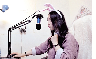 在一次直播中，小米戴上兔子頭飾，向網友賣萌