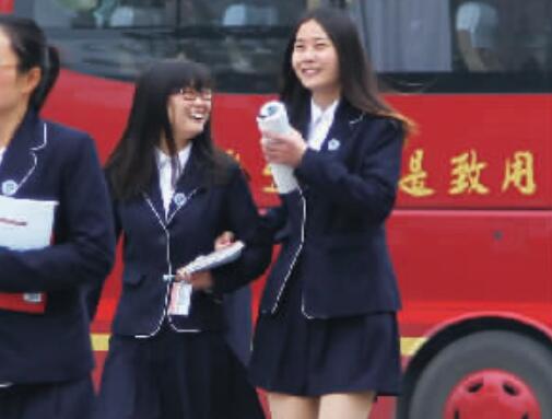 女生短裙男生西裝 鄭州一大學(xué)猛一看像韓劇片場(chǎng) 女生短裙男生西裝 鄭州一大學(xué)猛一看像韓劇片場(chǎng)
