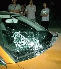 女子橫穿馬路被無(wú)牌奧迪撞亡 事發(fā)路口無(wú)信號(hào)燈