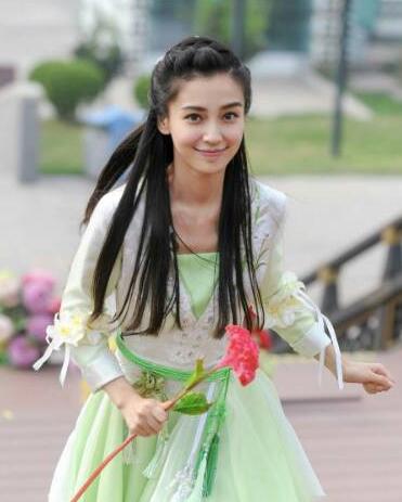 但是和倪妮站在一起，黑了一個色號，整個人都有點(diǎn)黯淡了。