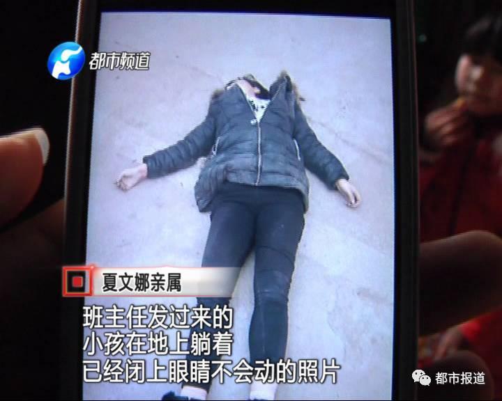 得知孩子沒去上學(xué)，家人擔(dān)心孩子發(fā)生意外，于是趕快報(bào)了警。讓人沒想到的是，剛報(bào)完警，家人收到了老師發(fā)來的照片。