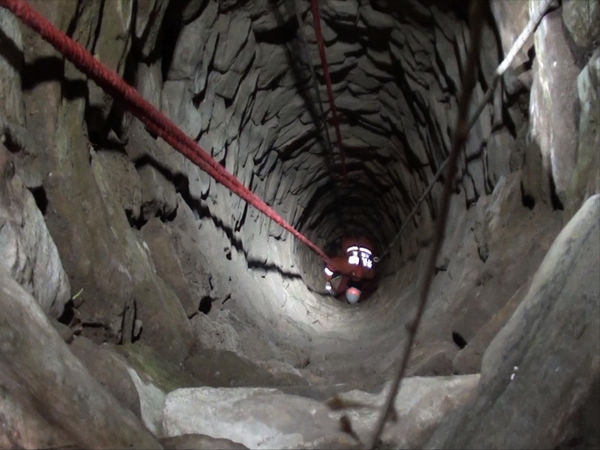 險(xiǎn)！女子凌晨墜入15米深井 命懸一線