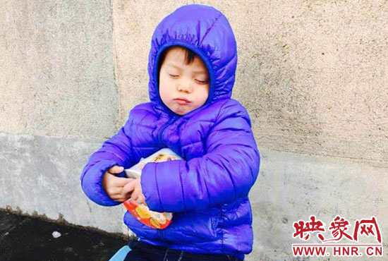 5歲娃冰天雪地睡著。