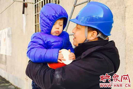 電工抱起孩子時(shí)，孩子還在睡。