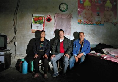 10月18日，自鋸病腿的鄭艷良所在的保定市清苑縣東臧村，有多家農(nóng)戶大病難醫(yī)，村民王新建（中）得了白血