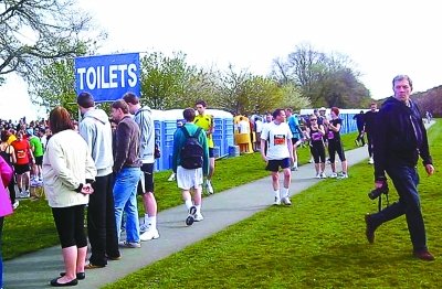 北京馬拉松“尿紅墻” 集體噓噓是傳統(tǒng)？