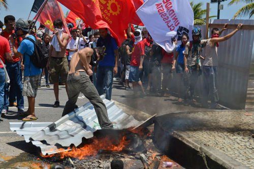 當(dāng)?shù)貢r間10月21日，巴西里約熱內(nèi)盧近海一座油田舉行開采權(quán)競標，引發(fā)示威者抗議，與負責(zé)安保的大量配槍巡邏士兵發(fā)生沖突。 CFP