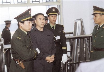 2000年9月30日，河南商丘，胡萬林被法警押上法庭。