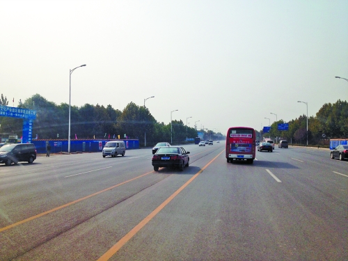 鄭開大道上隨處可見車輛駛?cè)腚p黃線超車,很危險(xiǎn)。