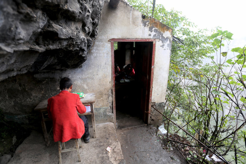 左邊是絕壁，右邊是懸崖，這樣一個讓人“倒吸涼氣”的地方，卻是袁老師的“辦公室”。