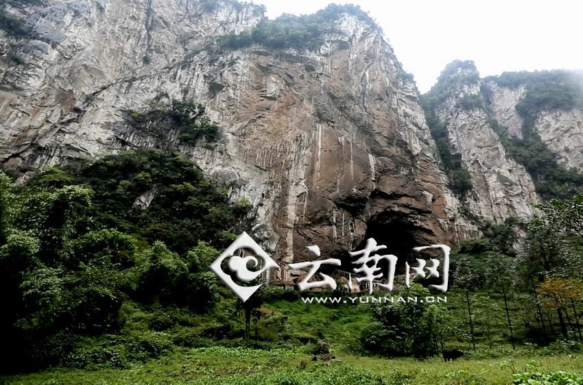 大鍋圈小學就建在這樣一個懸崖絕壁邊上。