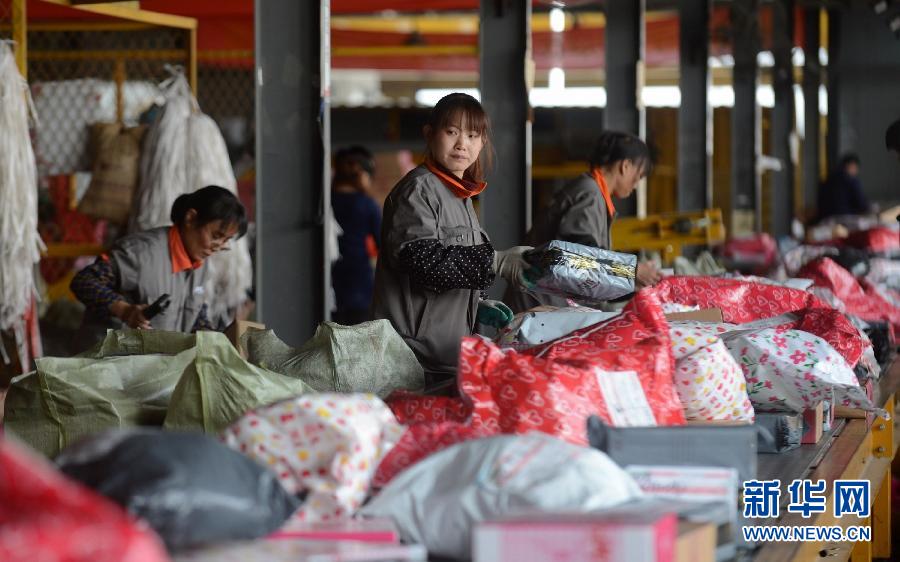 11月11日，一家快遞公司的工作人員正在分揀快件。