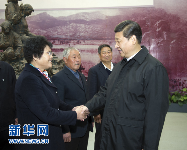 25日上午，習(xí)近平在臨沂華東革命烈士陵園參觀沂蒙精神展并會(huì)見(jiàn)當(dāng)?shù)叵冗M(jìn)模范和當(dāng)年支前模范后代代表。