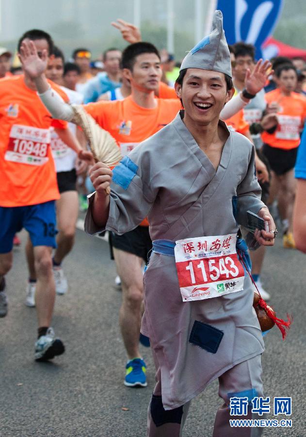 12月8日，一名選手身著“濟公”服裝參加比賽。