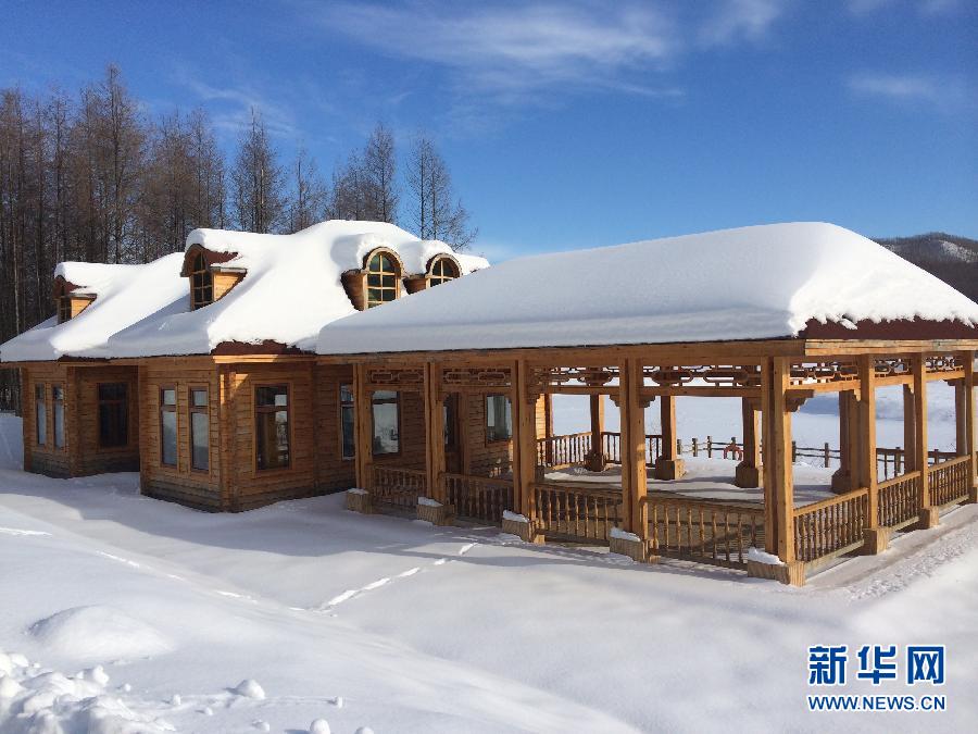 圖為穗豐園里的實(shí)木亭子（2013年12月8日攝）。