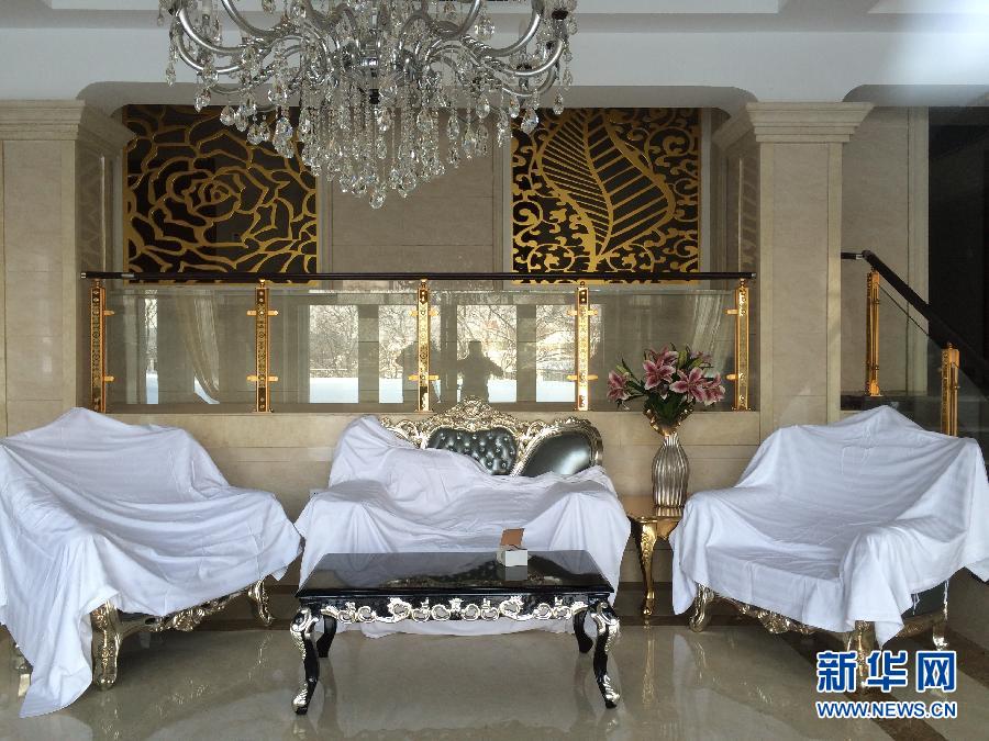 鏡泊湖畔麗日山莊里的豪華沙發(fā)（2013年12月9日攝）。新華社記者程子龍攝