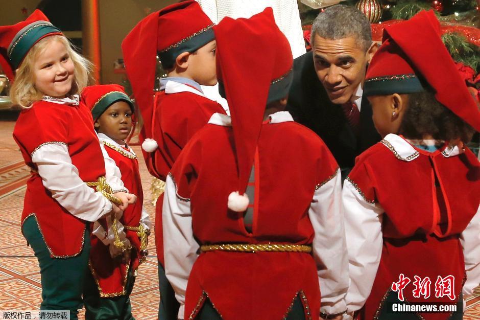 奧巴馬全家錄制圣誕節(jié)目 與“小矮人”互動(dòng)其樂融融 奧巴馬全家錄制圣誕節(jié)目 與“小矮人”互動(dòng)其樂融融