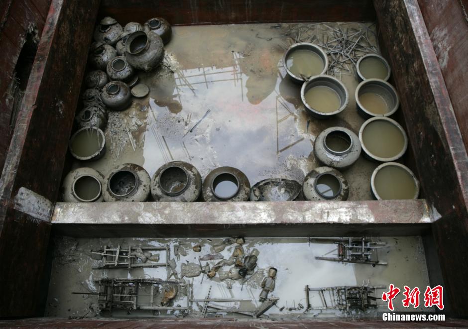 圖為漢墓群發(fā)掘現(xiàn)場出土了大量珍貴文物。