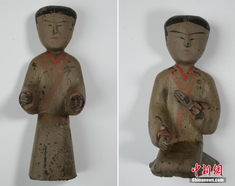 圖為出土的彩繪木俑。