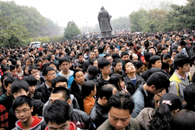 去年3月16日，武漢華中科技大學(xué)，“北約”、“華約”、“卓越”聯(lián)盟自主招生選拔考試湖北考點(diǎn)，考生等待進(jìn)場(chǎng)。 圖/CFP